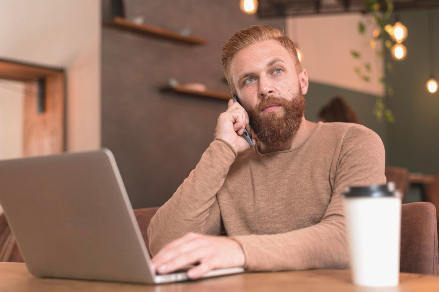 Analyst bei der detaillierten Untersuchung von Marktdaten und Finanzberichten